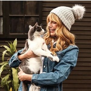 NWT Jules Kae Sustainable Faux Fur FP Pom Stretchy Chunky Knit Beanie Hat Grey